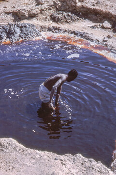 homme travaillant dans une saline &agrave; Bilma au Niger en 1976