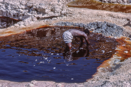 homme travaillant dans une saline &agrave; Bilma au Niger en 1976