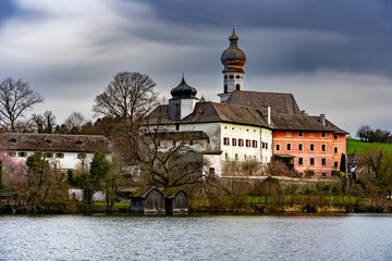 Kloster Höglwörth in Bayern im Frühling