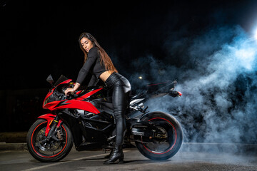 Plakat mujer en moto de velocidad