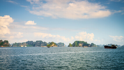 Fototapeta na wymiar Seascape of Ha Long Bay
