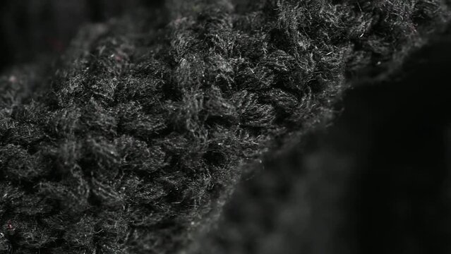 un bellissimo maglione nero fatto a mano, macro su un maglione fatto a mano, regali utili, l'arte del lavoro a maglia
