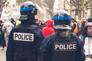 policiers en intervention lors d'émeutes en France