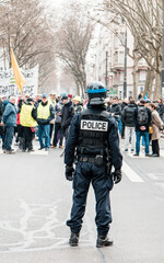 policiers en intervention lors d'&eacute;meutes en France