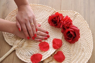 manicura mãos com unhas vermelhas em spa 