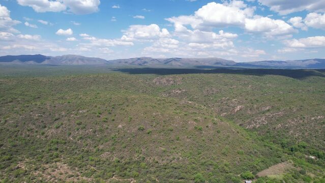 Vista a&eacute;rea con dron de pradera monta&ntilde;osa con cielo azul en c&oacute;rdoba argentina