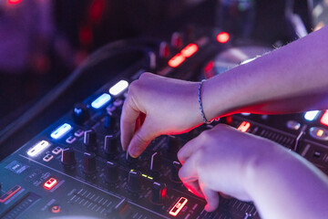 djane, dj, dj-pult, discjockey, party, close-up, hand, finger, anlagen, musics, klang, pioneer,...