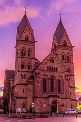Fototapeta na wymiar Herz-Jesu-Kirche mit dramatischem Himmel 