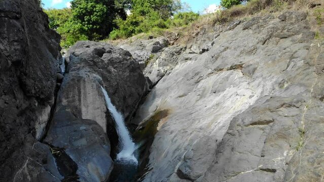 Cascada en ca&ntilde;on rocoso en bosque seco