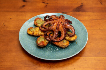 How to make grilled octopus. Octopus juicy on the inside and crunchy on the outside, with potatoes and a delicious ajoaceite