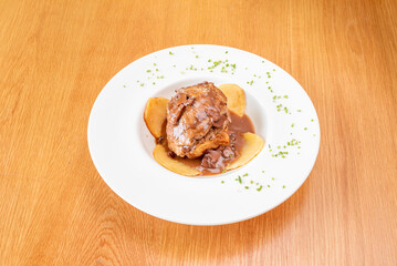 Sirloin Wellington, a dish made up of veal, cow or beef tenderloin, to which mustard, foie gras can be added, accompanied by a stir-fry of mushrooms