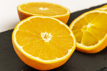 The sweet orange grows in different sizes depending on local conditions, usually with ten segments, skins or segments, within