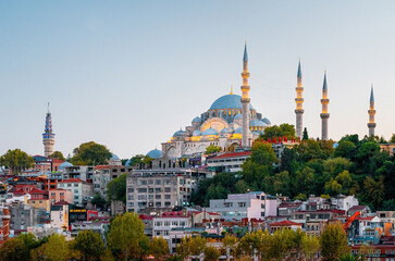 Naklejka premium Turquía es un país diverso y fascinante con una rica historia y cultura, y estas imágenes de archivo ofrecen una visión general de sus impresionantes paisajes, sitios históricos y vida cotidiana. Desd