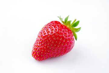 Reife rote Erdbeeren aus biologischem Anbau angeboten als close-up auf einem weißen Board mit Textfreiraum 