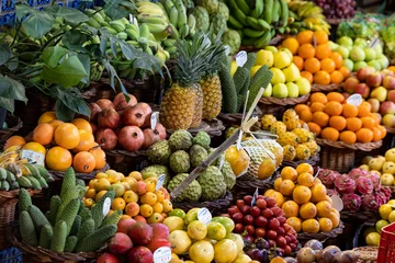 Gordijnen fruits and vegetables at the market © HERREPIXX
