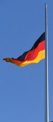 An einem Fahnenmast im Wind wehende Flagge Deutschlands