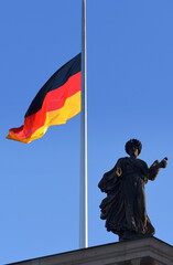 Statue mit Deutschlandfahne auf dem Giebel der Staatsoper Unter den Linden