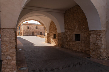 Fototapeta na wymiar Passageway and arch of the central square of the Town Hall of the municipality of El Pedernoso.