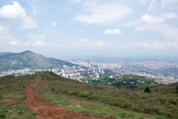 Fototapeta na wymiar Stadtpanorama von Cali mit Draufsicht von Cristo Rey Statue, Kolumbien