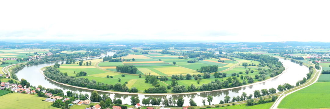 Luftbild der Flussschleife bei Osterhofen mit Blick auf die Donau bei Mühlham. Osterhofen, Deggendorf, Niederbayern, Bayern, Deutschland.