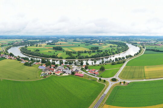 Luftbild der Flussschleife bei Osterhofen mit Blick auf die Donau bei M&uuml;hlham. Osterhofen, Deggendorf, Niederbayern, Bayern, Deutschland.