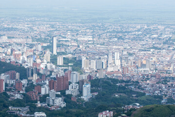 Fototapeta na wymiar Stadtpanorama von Cali mit Draufsicht von Cristo Rey Statue in Kolumbien