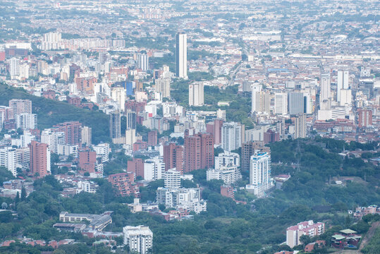 Stadtpanorama von Cali mit Draufsicht von Cristo Rey Statue in Kolumbien