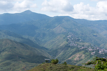 Landschaft des Valle de Cauca mit D&ouml;rfern und Bergen hinter Cali Kolumbien