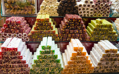 Traditional turkish delights sweets rahat lokum at bazaar in Istanbul, Turkey. - obrazy, fototapety, plakaty