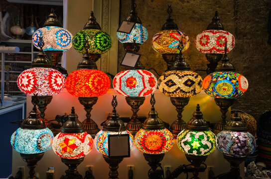 Traditional colorful turkey glass lamps at bazaar in Istanbul, Turkey.