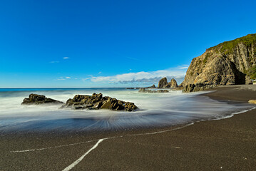 Paisaje con vista al mar generando efecto seda del agua sobre las rocas 