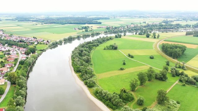 Luftbild, Drohnenvideo der Flussschleife bei Osterhofen mit Blick auf die Donau bei M&uuml;hlham. Osterhofen, Deggendorf, Niederbayern, Bayern, Deutschland.