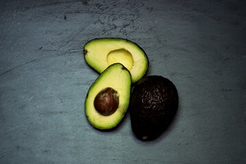 Avocado Lebensmittel im Detail präsentiert auf Schiefer Gestein 