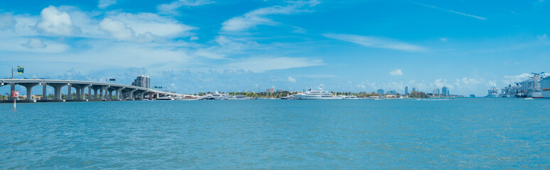 Fototapeta na wymiar view of the marina sea miami Florida 