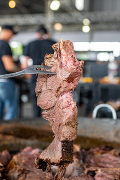 Carne bovina assada na brasa com parrilla