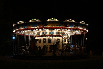 Manège éclairé dans la nuit