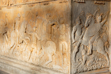 Relieve de piedra en el Palacio de Carlos V en la Alhambra de Granada en España