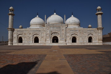 Fototapeta na wymiar Derawar Fort White Mosque, Cholistan Desert, Pakistan