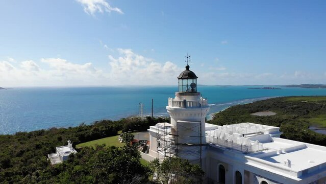 Antiguo faro en reconstrucci&oacute;n con vista al mar desde la monta&ntilde;a
