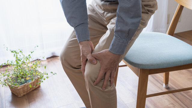 膝が痛む男性｜関節痛イメージ