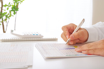 確定申告書を記入する男性