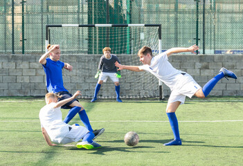 Obraz premium Football player swings his leg for kick in direction of goal