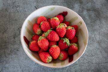 器に盛った新鮮なイチゴ