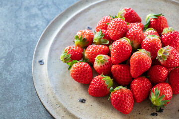 朝の光と朝食イチゴ