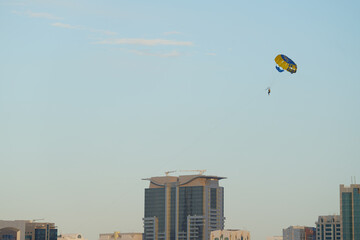 paraglider paragliding in Abu Dhabi. photo during the day.