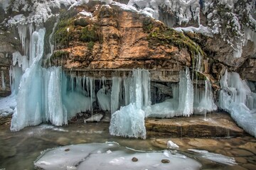 Fototapeta premium Closeup shot of Johnston Canyon in winter in Jasper, Canada