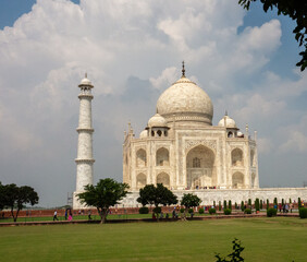 Fototapeta na wymiar Taj Mahal against a cloudy sky in Agra, India