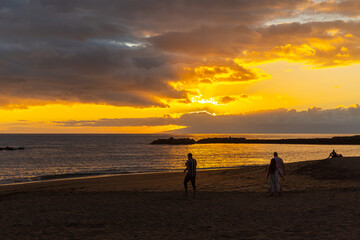 Fototapeta na wymiar Sonnenuntergang am Playa del Duque mit Blick nach La Gomer in Wo