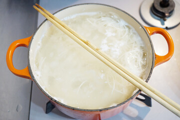 そうめんを茹でる