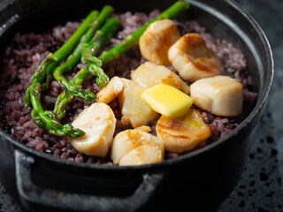 Scallops, butter, stone pot rice with asparagus	